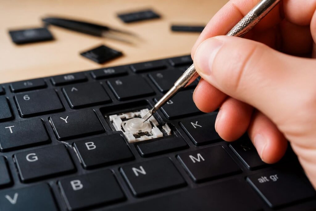 apprenez à réparer une touche de clavier cassée ou bloquée facilement, sans remplacer tout le clavier. conseils pratiques et solutions rapides pour redonner vie à votre appareil.