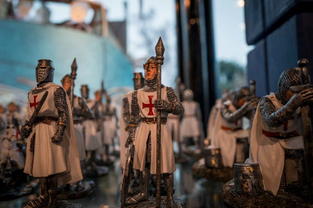 Figurines de chevaliers en armure alignées comme une armée de guilde